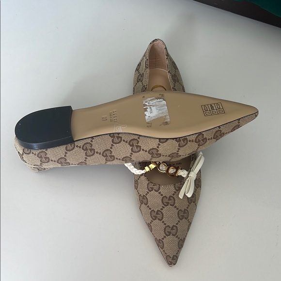 Gucci Women's Beige Patterned Flats with Bow - Picture 3 of 6